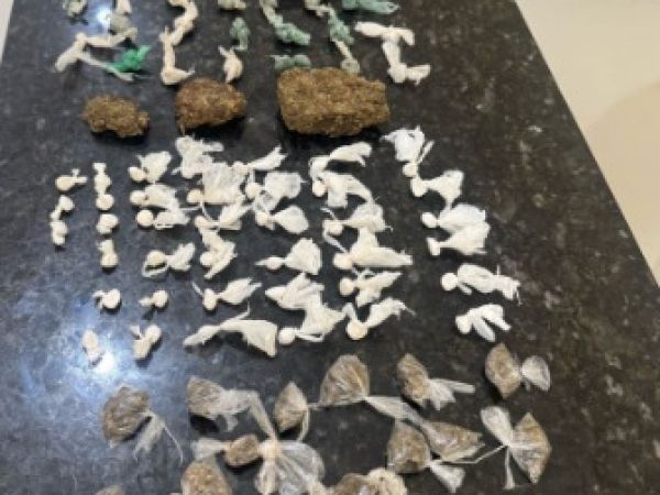 Trio suspeito de tráfico de drogas e porte ilegal de arma é preso pela PM em Caxias 