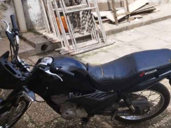 Moto roubada é localizada no bairro Salobro