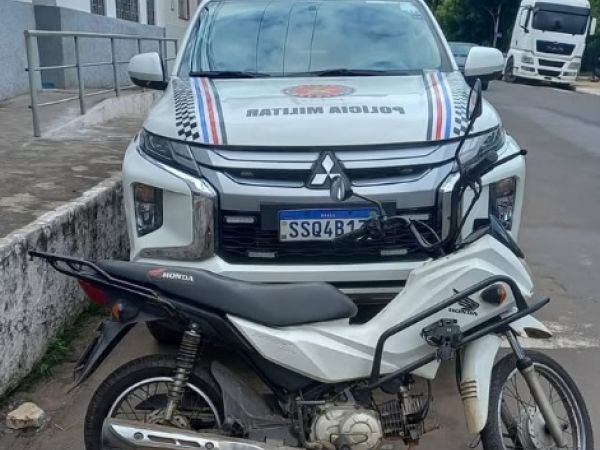 Moto roubada é localizada em matagal no bairro Cajueiro
