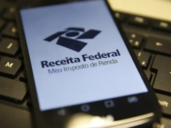 Receita paga nesta sexta maior lote de restituição do IR da história