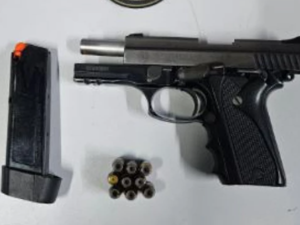 Pistola é encontrada pendurada em gancho dentro de provador de loja