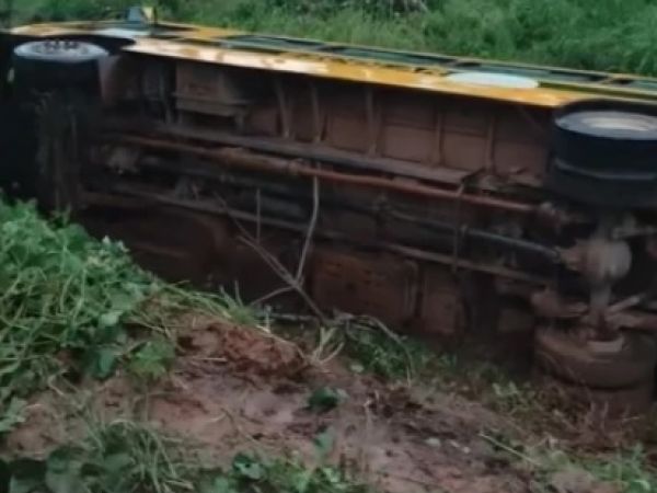 Dois jovens morrem e ônibus escolar tomba após acidente de trânsito em Bacabal