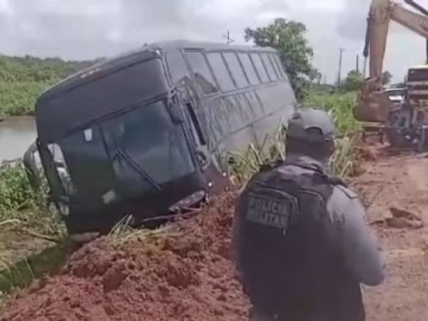 Ônibus que carregava grupo de evangélicos tomba às margens da MA-014, em Vitória do Mearim