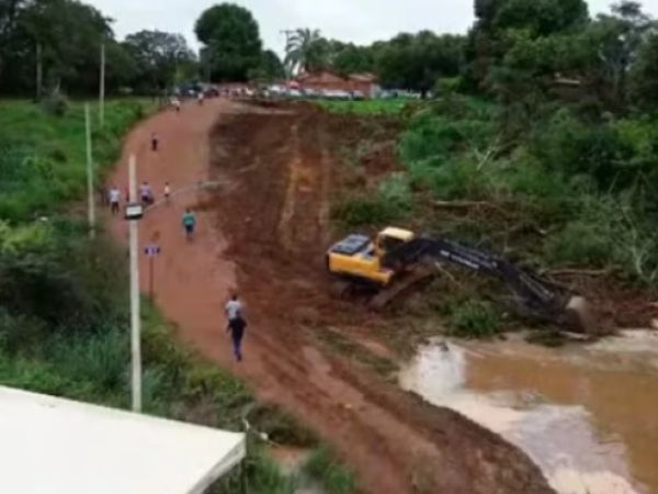 Acessos para balsas começam a ser construídos mais de 20 dias após queda da ponte JK