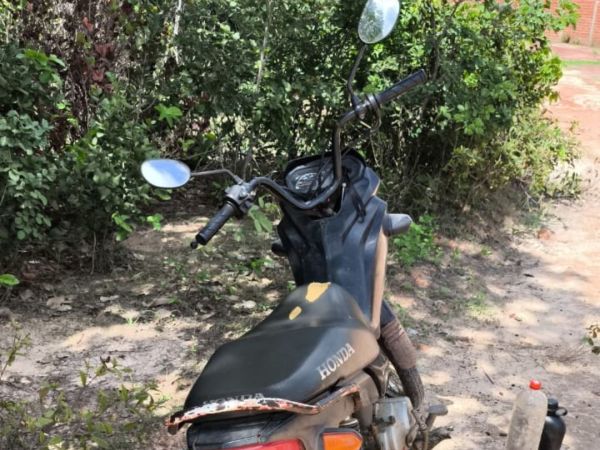 PM e PRF localizam motocicleta roubada em matagal