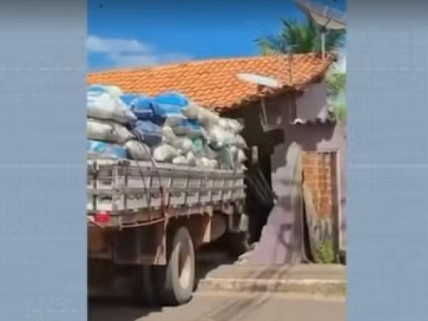 Caminhão desgovernado invade casa na cidade de Zé Doca