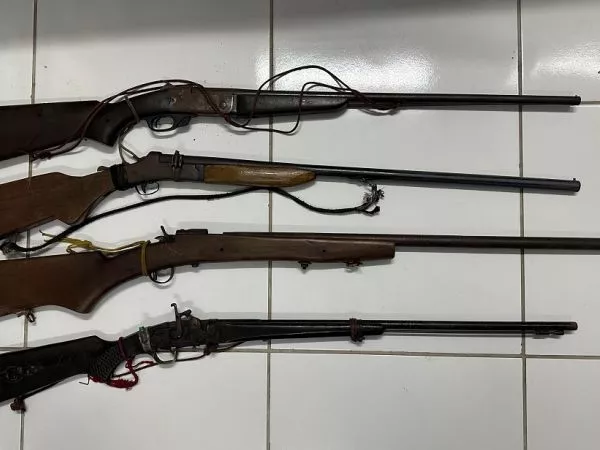Quatro espingardas são apreendidas em casa no Residencial Hélio Queiroz