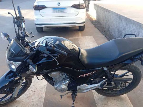 Motocicleta roubada é encontrada abandonada em matagal no bairro Vila Arias  