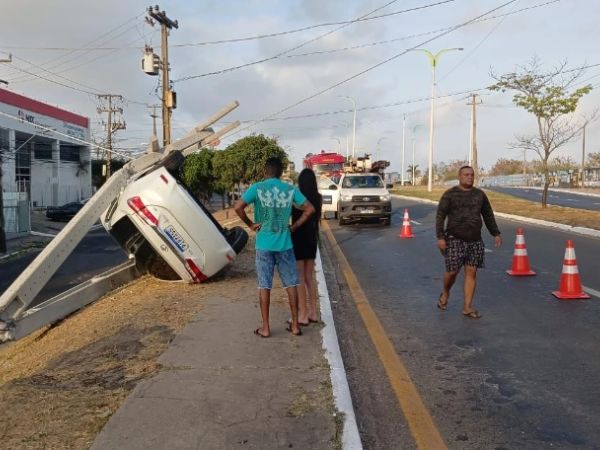 Carro capota e destrói poste após motorista perder controle em São Luís