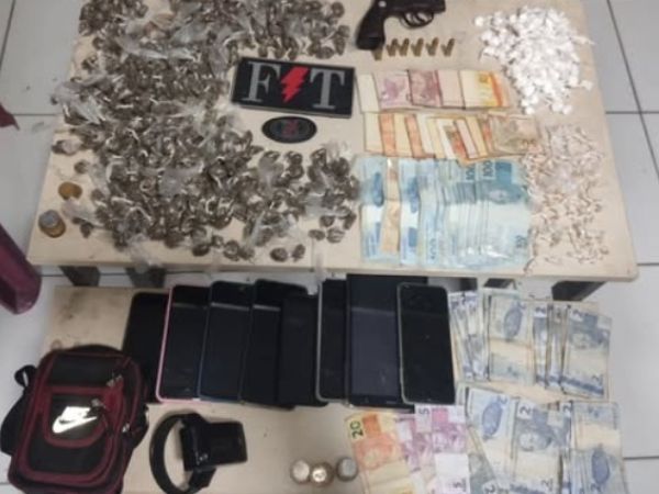 Polícia Militar apreende drogas, arma, dinheiro e celulares em Caxias