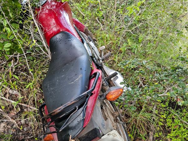 Polícia Civil recupera motocicleta roubada escondida em área de mata na zona rural de Caxias