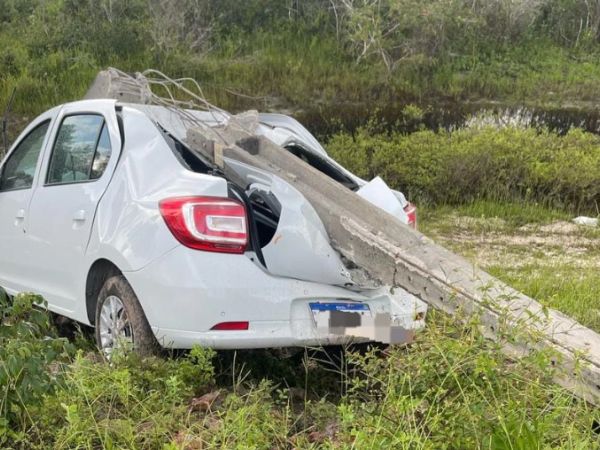 Motociclista morre na BR-402 ao cruzar com fiação que ficou na pista após carro colidir em poste