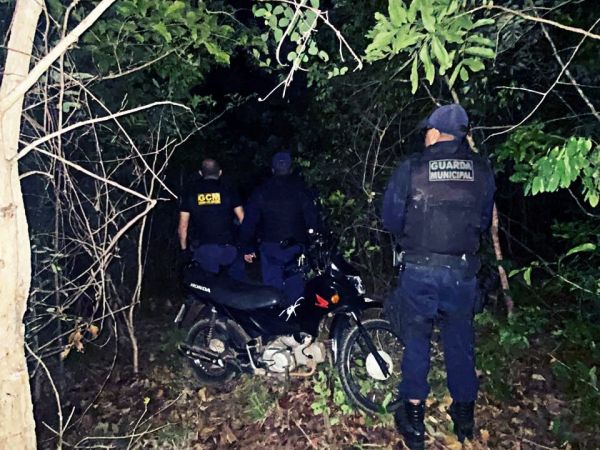 Rastreamento por GPS ajuda Guarda Municipal a localizar moto roubada em meio à vegetação 