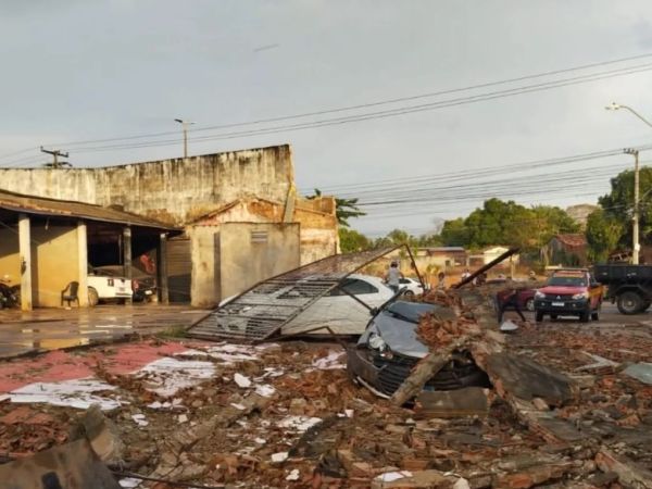 Muro desaba, e telhado cai sobre carros durante ventania em Imperatriz