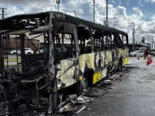Ônibus pega fogo em São Luís