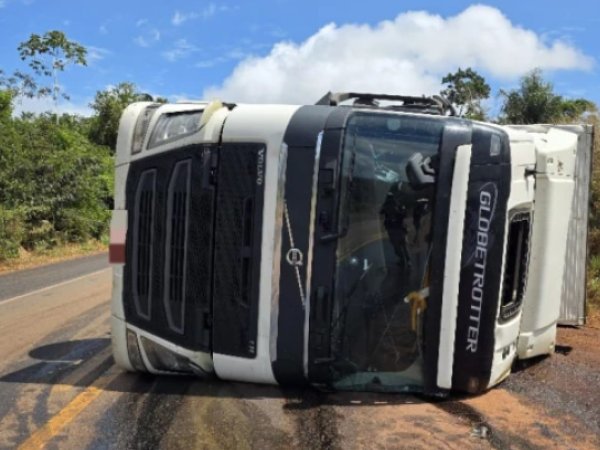 Motorista fica ferido após carreta tombar na BR-222, em Açailândia