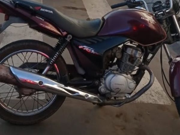 Suspeitos abandonam moto e fogem a pé durante ação policial em Caxias