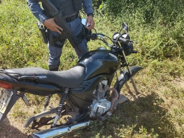 Moto roubada é encontrada sem rodas no bairro Bacuri