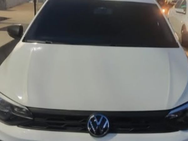 Carro roubado durante assalto a residência é recuperado em Caxias