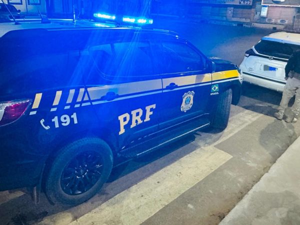 Carro com registro de roubo e sinais adulterados é apreendido pela PRF na BR-316