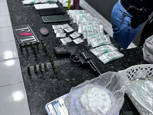 Polícia Militar apreende arma e drogas durante ocorrência no bairro Galeana