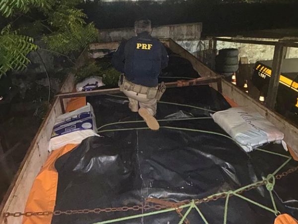 PRF apreende 6 toneladas de queijo transportado irregularmente em sacos de adubo e sem refrigeração em Caxias