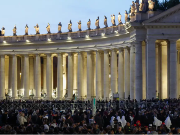 Conclave: Vaticano tem fumaça preta após nova votação
