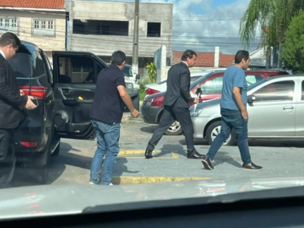 Suspeito da morte de PM, prefeito João Vitor Xavier se entrega à polícia