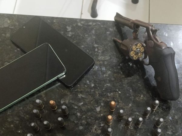 PM apreende arma de fogo e munições em Caxias; dois suspeitos foram detidos