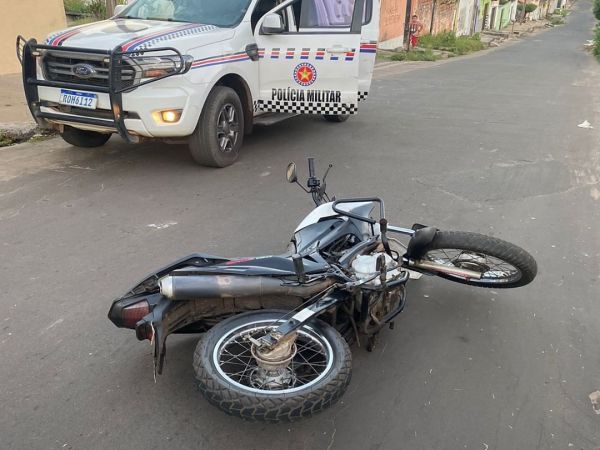 PM recupera moto roubada abandonada no bairro Refinaria