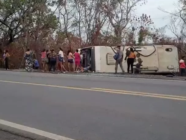 Ônibus sai da pista ao tentar desviar de veículo e deixa mais de 30 feridos na BR-316, em Caxias