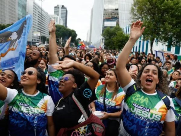 Evangélicos crescem e representam mais de um quarto da população