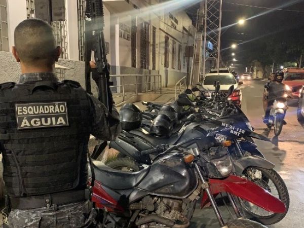 PM prende dupla com arma de fogo e motocicleta roubada em Caxias