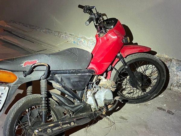 Motocicleta com registro de roubo é localizada pela PM coberta por palhas