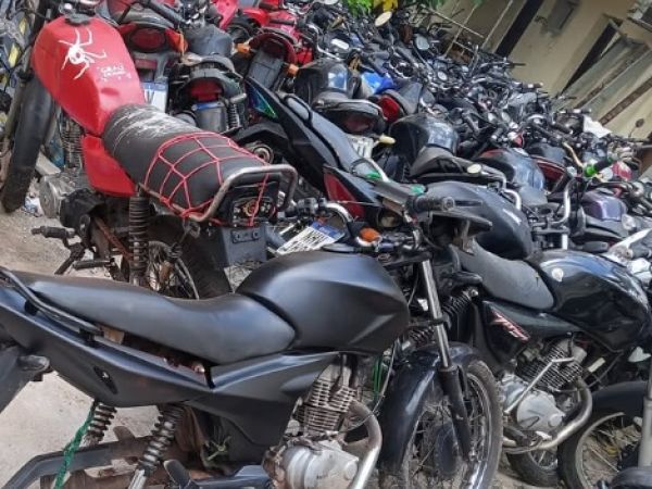 Motocicleta com suspeita de roubo é localizada no bairro Raiz