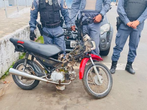 Moto roubada é recuperada em matagal no bairro Trizidela