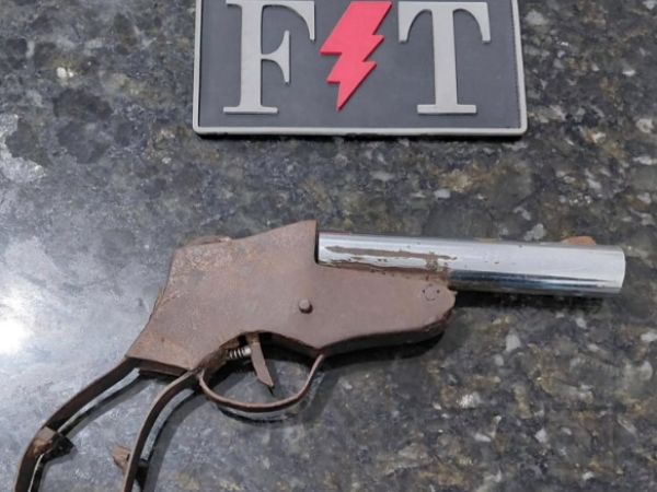 Suspeito tenta fugir, descarta arma e acaba detido pela PM no Teso Duro