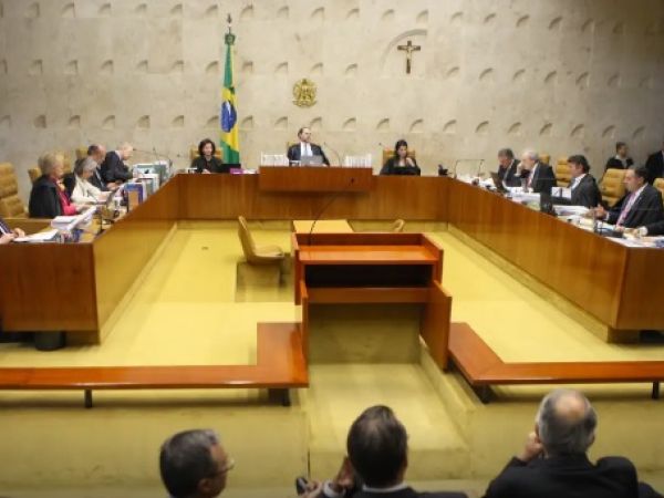 Maioria do STF vota por manter símbolos religiosos em órgãos públicos