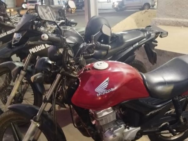 Motocicleta roubada é encontrada em área de mata no bairro Caldeirões