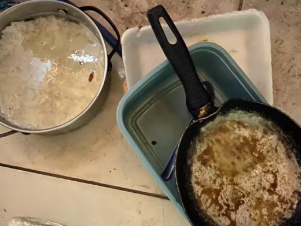 Mãe é presa em flagrante por manter filha com paralisia infantil trancada e sem comida em São Bento