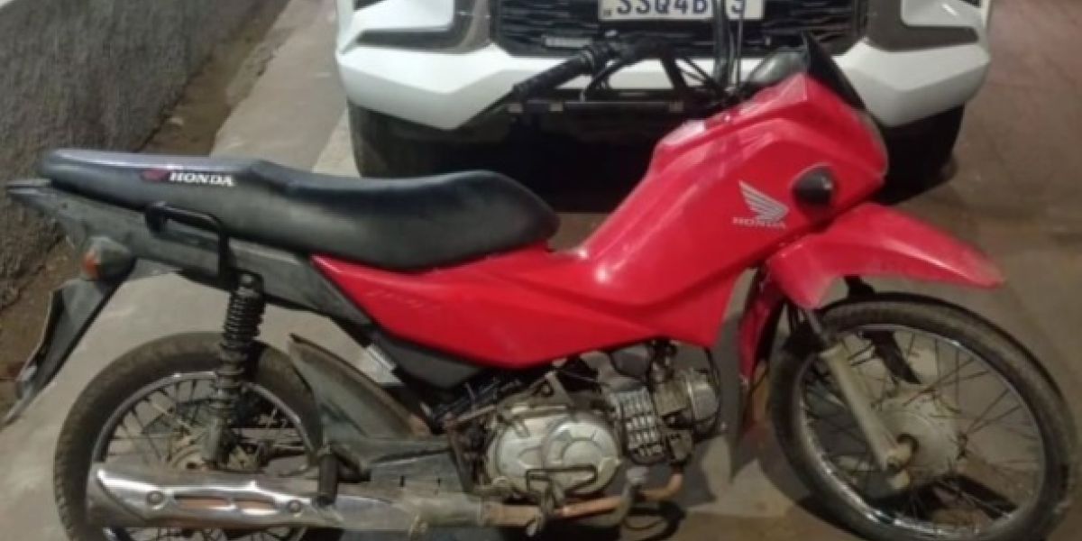 Motocicleta com registro de roubo é localizada pela PM no bairro Vila Arias