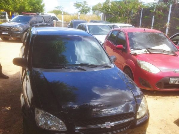 PM recupera carro roubado no bairro Vila Arias