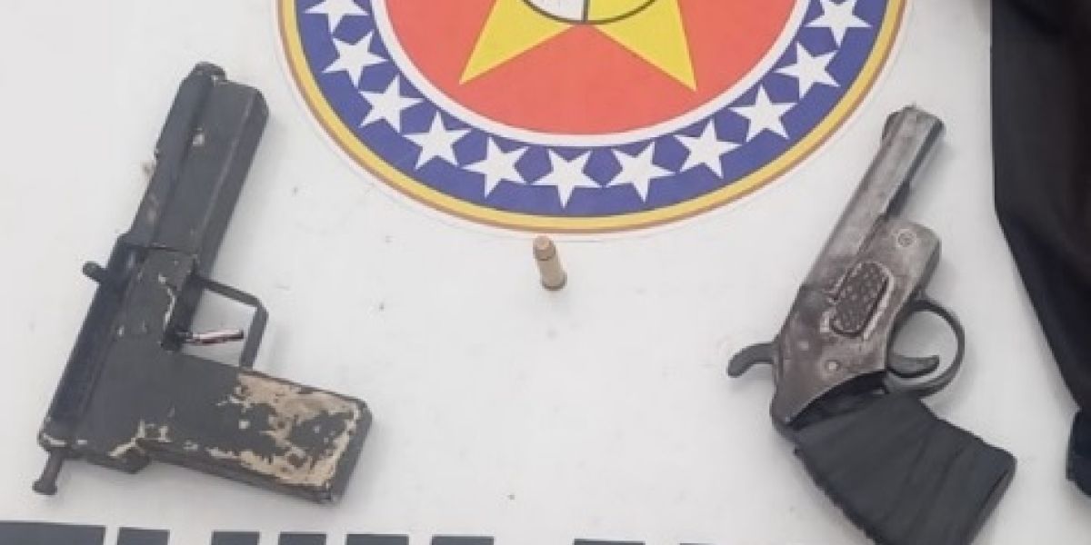 Fuga termina em acidente com apreensão de adolescentes, armas artesanais e moto roubada